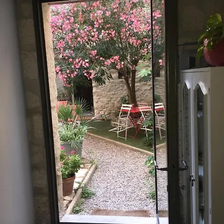 Sur Jardin Secret - Centre - Climatisee Guest house *